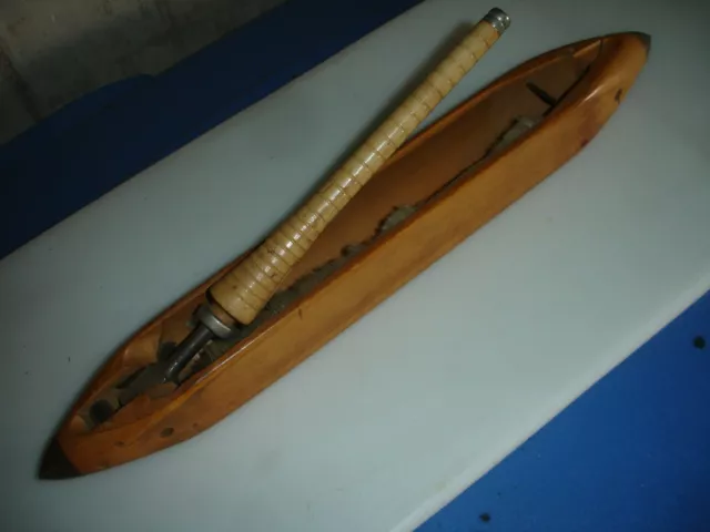 Antikes Webschiffchen aus Holz mit Spule Ca, 400 mm Lang