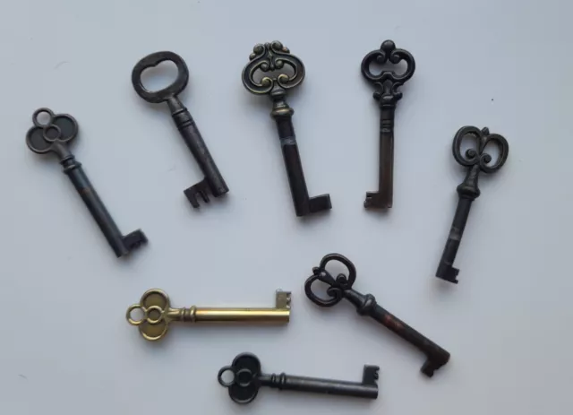 Old & Vintage Antique Keys x 8 ornate *