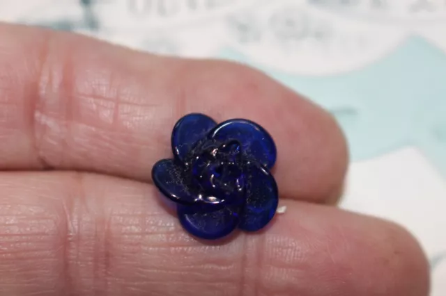 BOUTON ANCIEN   COUTURE  bleu en verre soufflé  forme de fleur RARE