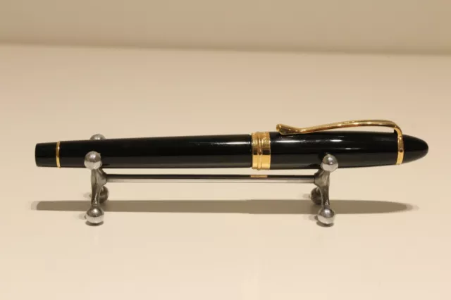 Beautiful Black Resin Fountain Pen "Aurora" Ipsilon De Luxe With 14K Gold Nib