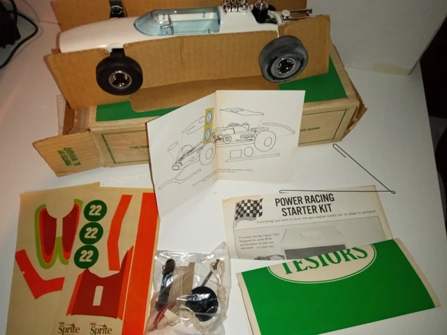 Voiture de course vintage en bois - Retro Fiction