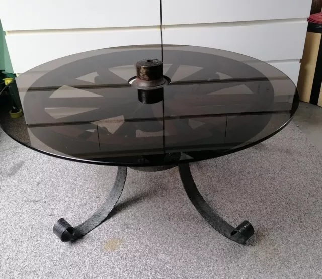 Wagenrad-Tisch mit getönter Glasplatte, braun, Durchmesser 100 cm