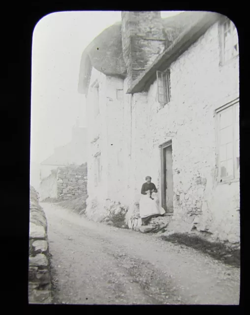 Glass Magic Lantern Slide WOMAN DARNING A SOCK OUTSIDE A COTTAGE C1910 L121