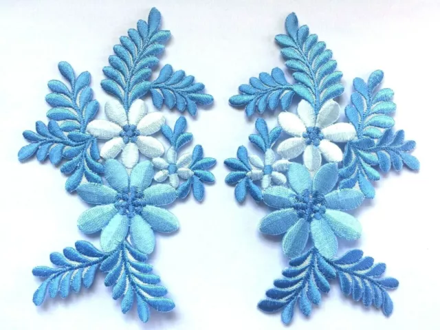 BLUMENAUFNÄHER X 2; hellblau, passendes Paar; NÄHEN/AUFBÜGELN *bestickt* Blätter