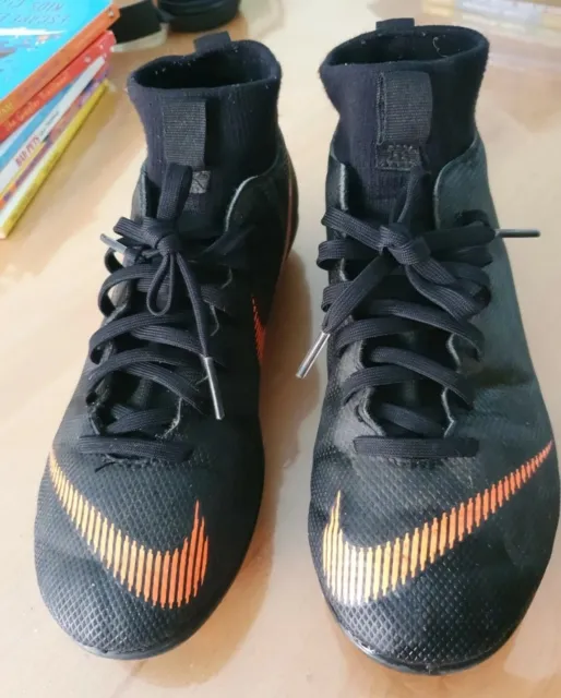 Size UK 3.5/ US 4Y Nike outdoor Soccer Shoes