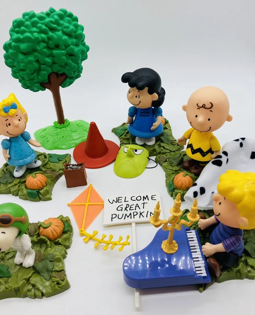 PEANUTS GANG HALLOWEEN Character Toy Set 2002 UFS Charlie Brown Snoopy