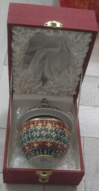 superbe pot couvert de Thaïlande ,Faïence avec son coffret de présentation