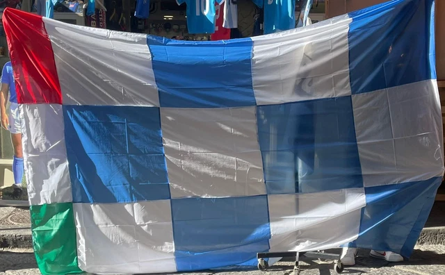 Bandiera Napoli Campioni D’Italia 3° Scudetto – 190x150 Cm, 100% Poliestere, Stampa Fronte, Pronta Per L’asta