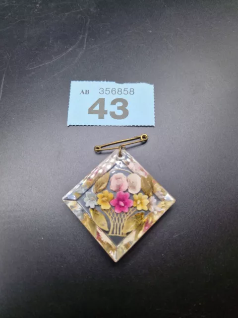 Vintage umgekehrte geschnitzte Lucite Brosche Diamantform rosa blumig 1940er-50er #43
