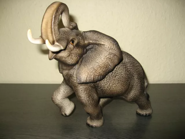 Elefant, handbemalt aus Porzellan von Royal Präsente, Tierfigur 22 cm hoch