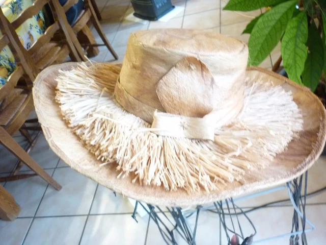Lampe de table Karima en feuilles de cocotier