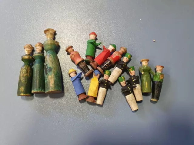 15 Stück Erzgebirge Schnitz Figuren ca. 1900 Jahre, Holzfiguren