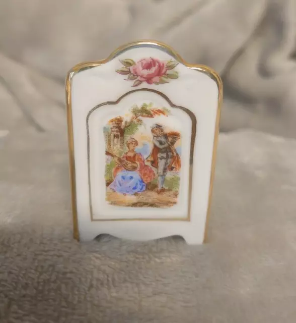 Armoire miniature en porcelaine de limoges France