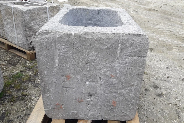 BRUNNEN AUS ALTEM Granitstein, Wassergrand, Granitbrunnen, Granittrog