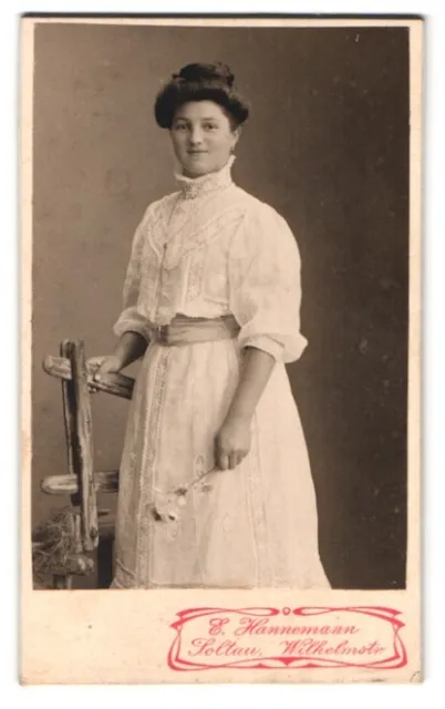 Fotografie E. Hannemann, Soltau, Wihelmstrasse, Portrait junge Dame im weißen K