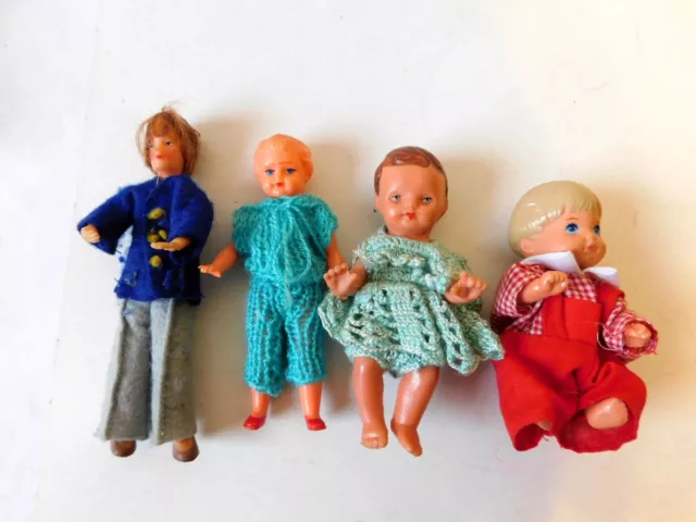 11) A small bundle of dolls from the 60s/70s for the DOLLHOUSE