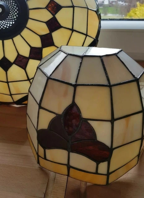 Kleine Wandlampe im Tiffany Style mit Riss in einem Glas an der linken Seite