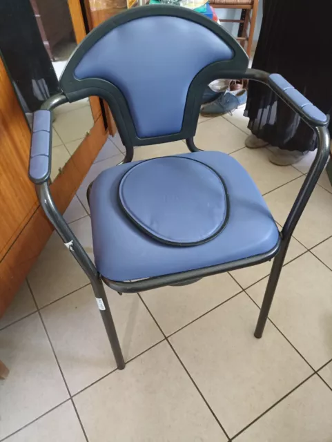 Chaise perçée bleue, garde robe, matériel médical. très peu servi