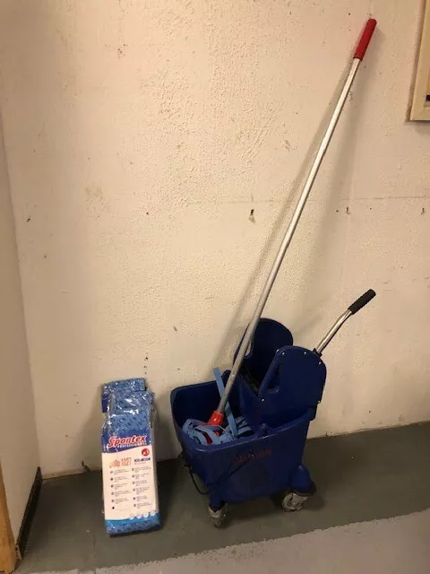 Mop Bucket with Wringer and  kez mop and handle Blue collection Only COVENTRY