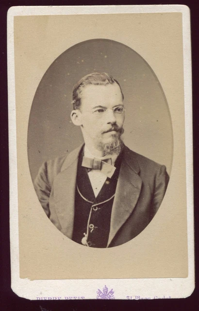 CDV PHOTO SEDAN Jacquard 1860, un homme pose assis costume bouc insigne
