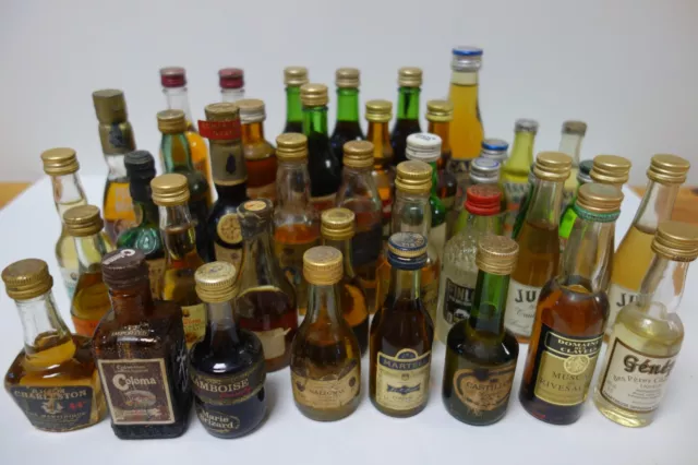 Lot de 42 anciennes mignonnettes d'alcool