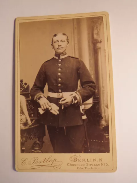 Berlin - 1893 - stehender Soldat in Uniform - Parade-Helm - Kulisse / CDV