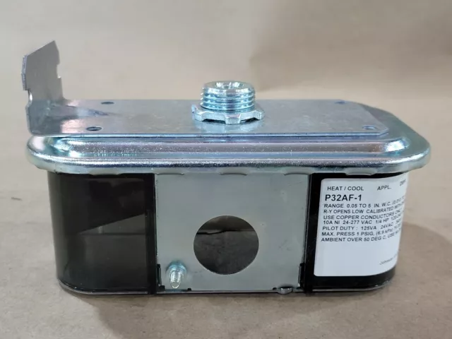 JOHNSON CONTROLS Sensitive Differential Pressure Switch P32AF-1C, 5 IN WC