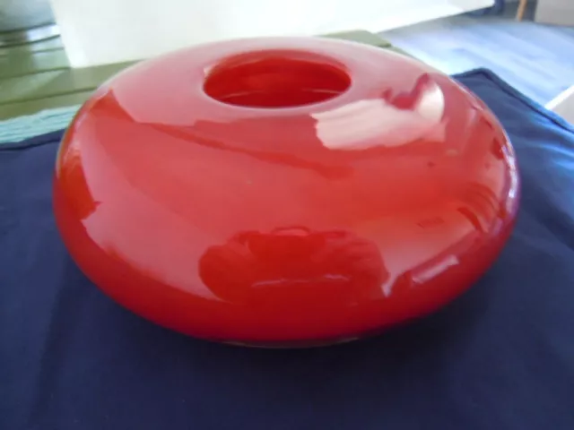 Henry DEAN (XXe) Vase photophore  boule en verre rouge.  Signé