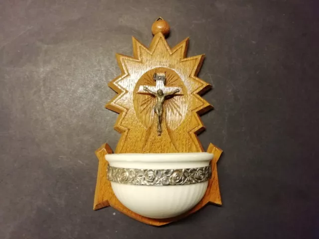 Altes Weihwassergefäß Weihwasserkessel aus Holz und Porzellan +Christus am Kreuz