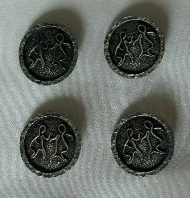 Serie Lot 4 Anciens Boutons Metal Deux Personnages Collection Mercerie Vintage