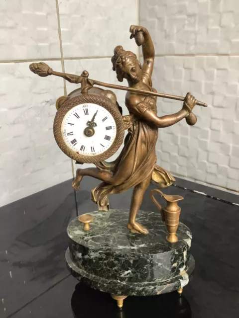 PETITE PENDULE EN BRONZE ( ne fonctionne pas )