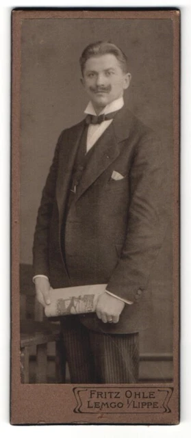 Photography Fritz Ohle, Lemgo i / lip, portrait fashionably dressed gentleman with S
