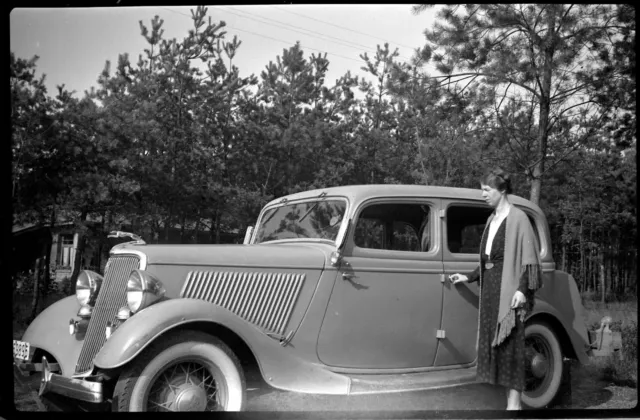 Jeune femme à côté voiture  - Ancien négatif photo an. 1930