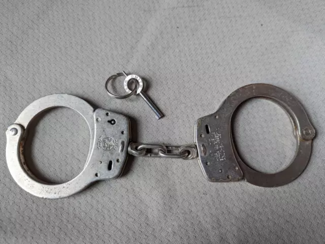 vintage SMITH & WESSON handcuffes w. key M100 made in USA metal