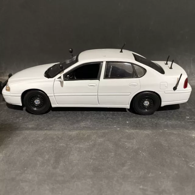 Coche de policía Motormax escala 1:24 Chevrolet Impala 2002 blanco en blanco con barras en L/24