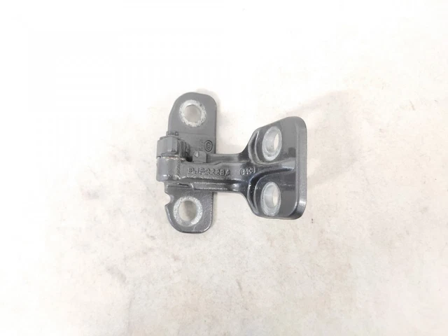 thumbnail image 2 of Tailgate Upper & Lower Hinge Set For Land Rover Discovery 1 & 2 – BHB700051 BHB700032 2 of 6