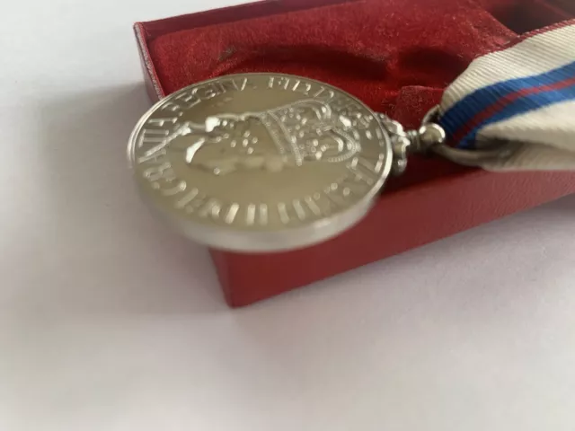 1977 Official Queen Elizabeth Ii Silver Jubilee Medal 1952-1977 Immaculate 3