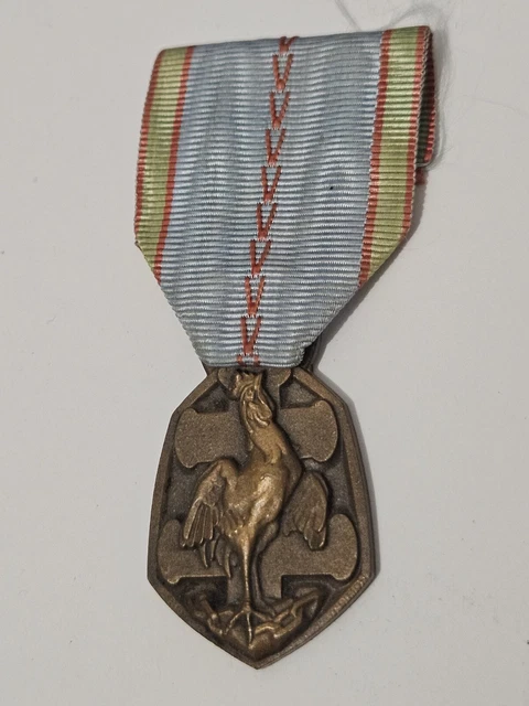 MÉDAILLE MILITAIRE CROIX de guerre 1939-1945 fabrication US agrafe