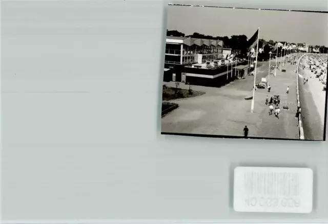 40063656 - 2401 Travemuende Strand Promenade Fahnen