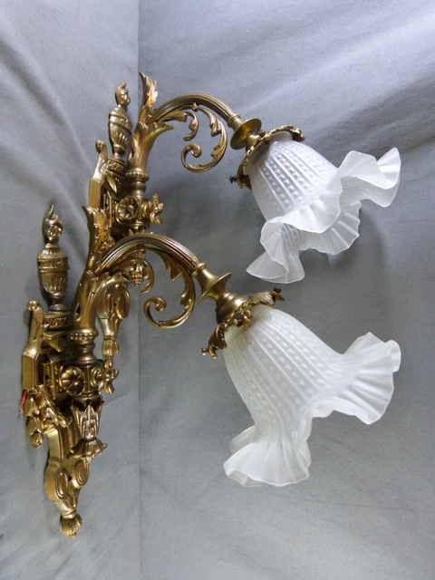 Une paire d'applique pied porcelaine