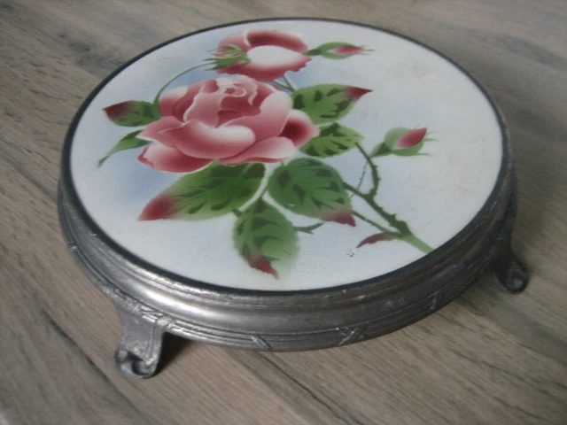 ANCIEN DESSOUS DE PLAT EN EMAILLE DECOR DE MOULIN BLEU ET BLANC SHABBY