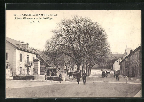 CPA Baume-les-Dames, Place Chamars et le Collège