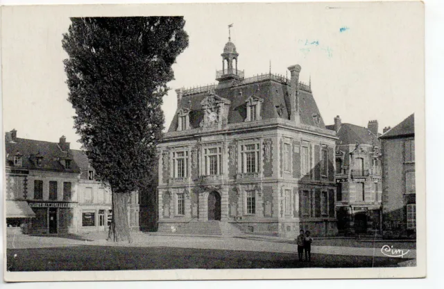 FERE CHAMPENOISE - Marne - CPA 51 - l' Hotel de ville - place arbre familistere