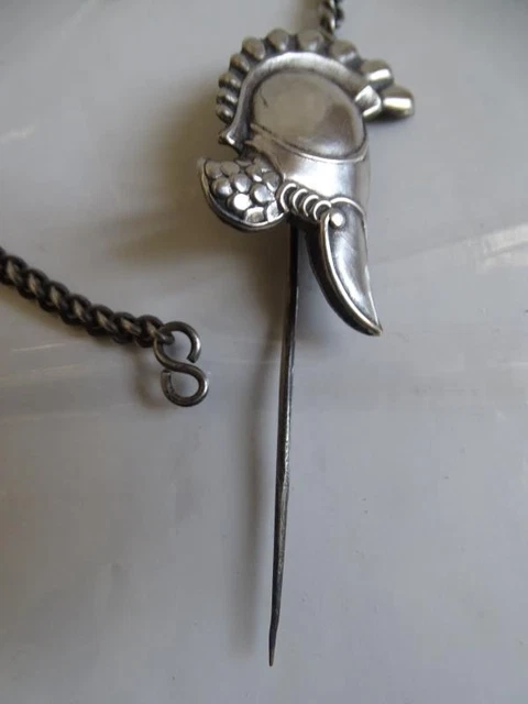 Ancienne Broche En Acier – Insigne Militaire Casque – Pièce à Identifier