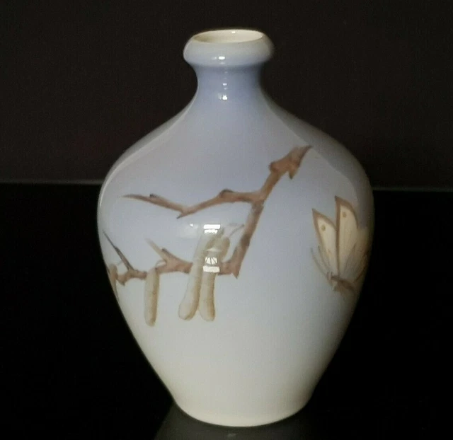 Royal Copenhagen Bud Vase 2654/396 handbemalt Schmetterling und Haselnuss Zweig