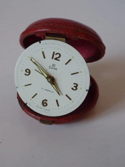 MOVADO - Réveil de voyage dans un étui gainé de cuir, le boîtier signé