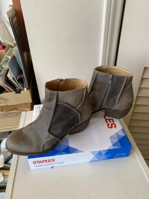 LD Tuttle Leather Ankle Boots Brown Wood Heel Elastic Inside Zip Size 37.5, 7.5 LD Tuttle Leather Ankle Boots Brown Wood Heel Elastic Inside Zip Size 37.5, 7.5