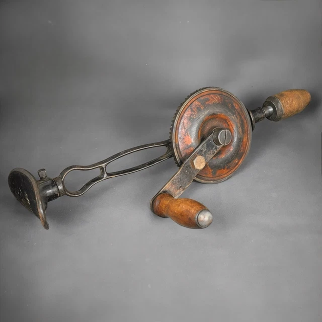 Ancienne chignole ou perceuse manuelle dlg Peugeot - collection outil atelier Ancienne chignole ou perceuse manuelle dlg Peugeot - collection outil atelier