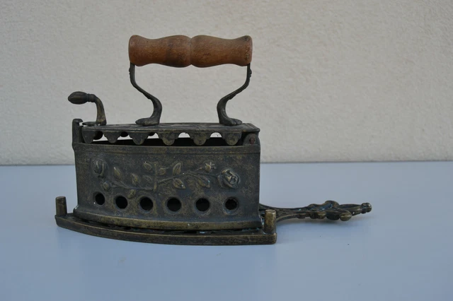 fer à braise / fer à repasser ancien en fonte / outil ancien UK