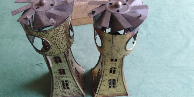Linternas de velas de faro de hojalata pintadas de espíritu antiguo
